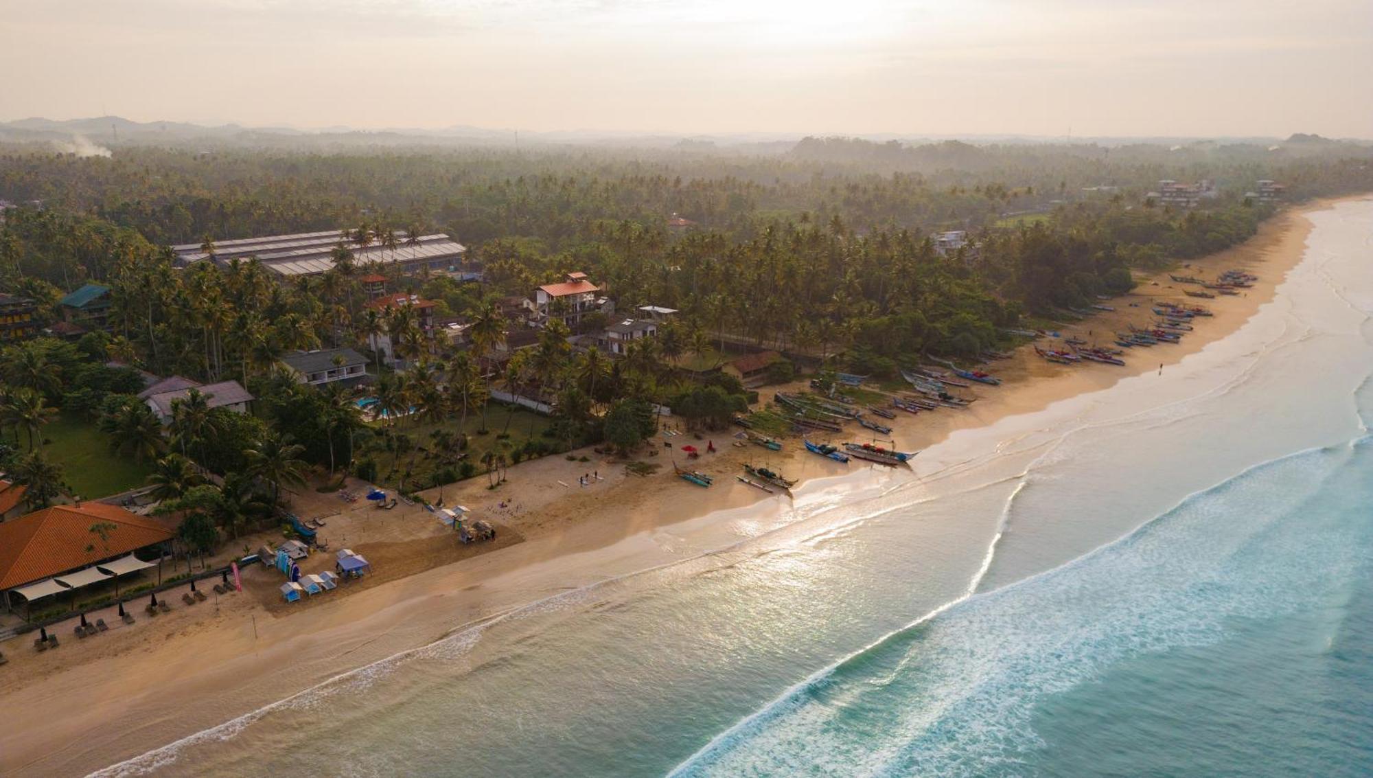 Lucky'S Surf Camp Bed & Breakfast เวลิกามา ภายนอก รูปภาพ