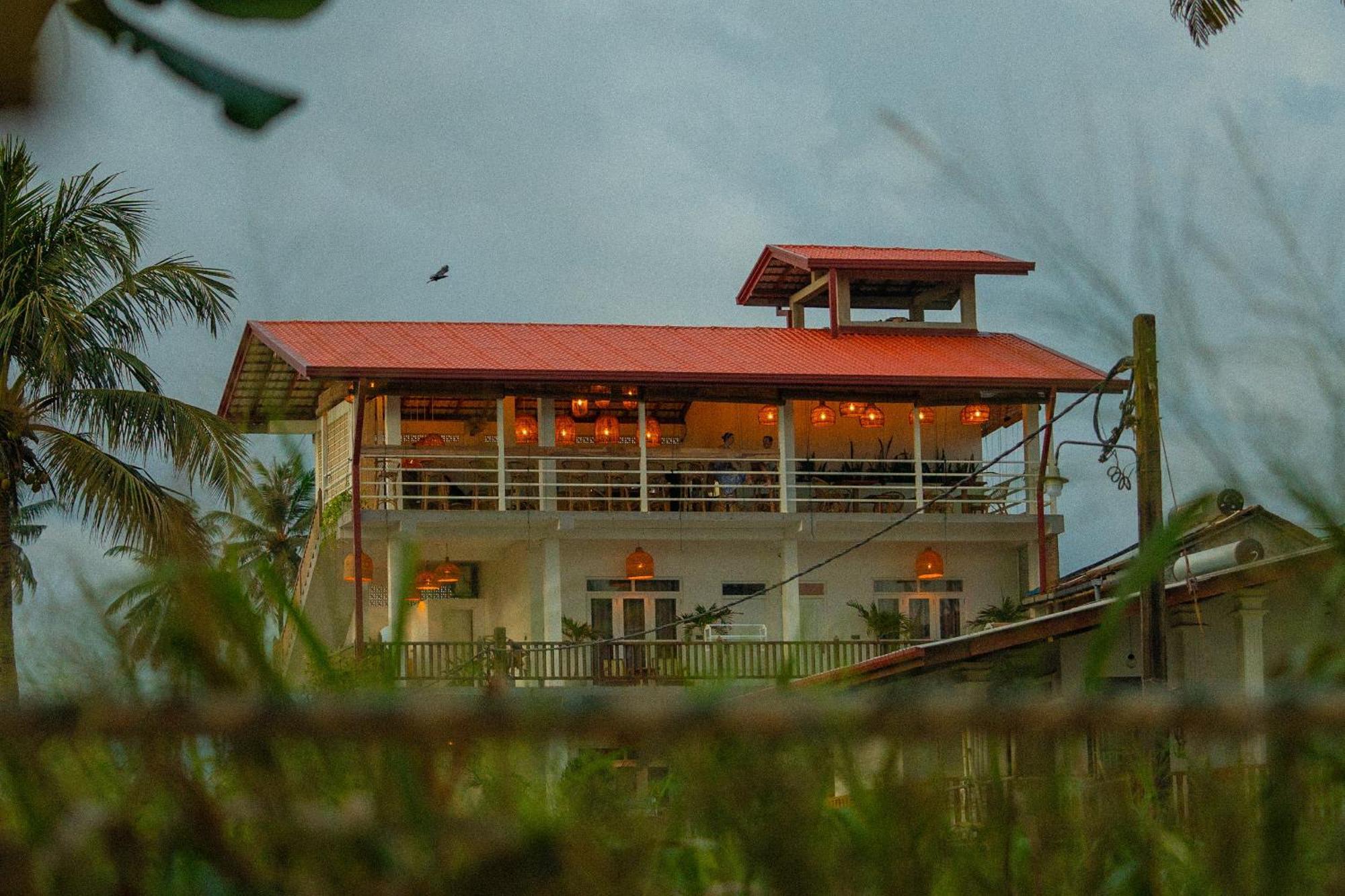 Lucky'S Surf Camp Bed & Breakfast เวลิกามา ภายนอก รูปภาพ