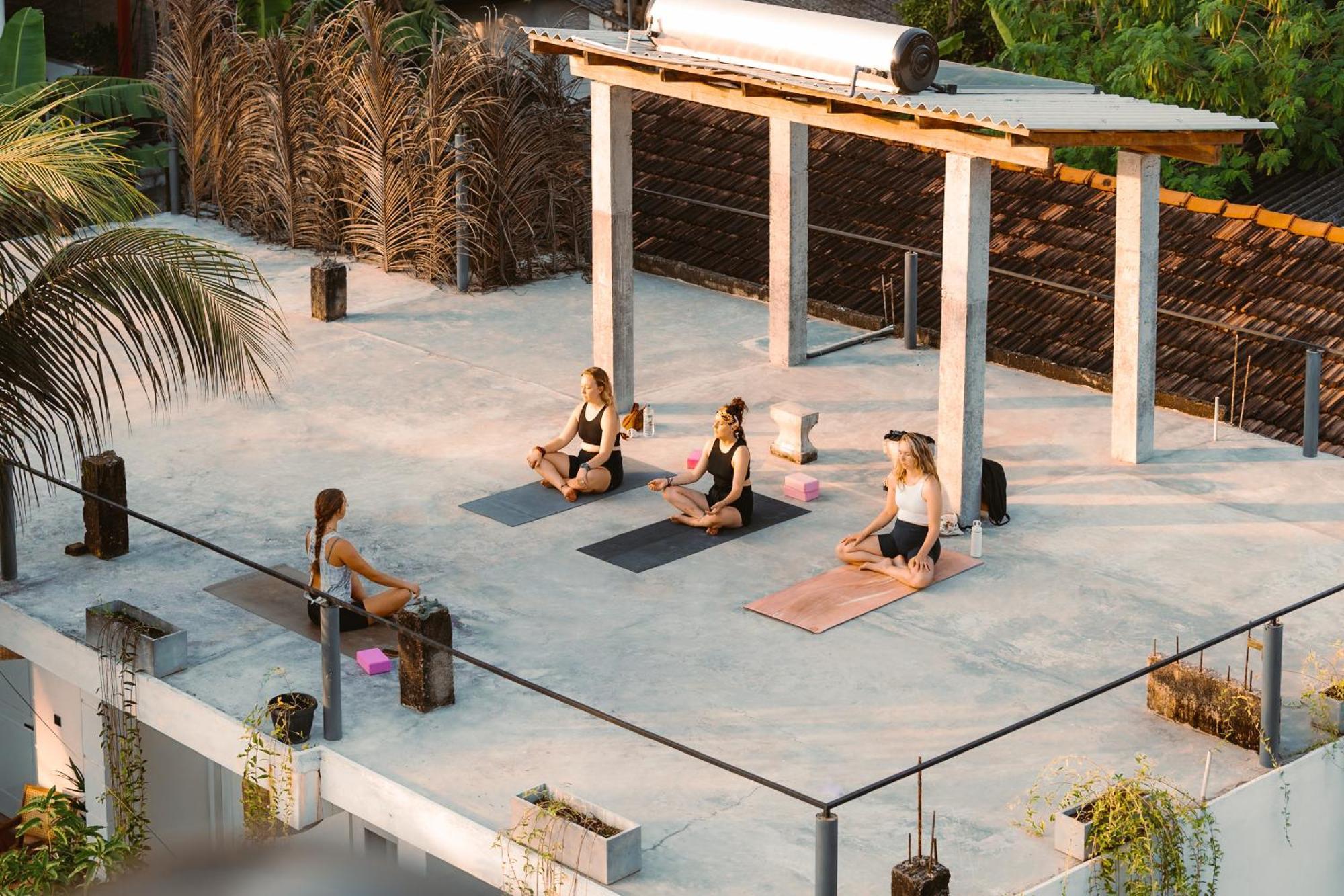 Lucky'S Surf Camp Bed & Breakfast เวลิกามา ภายนอก รูปภาพ