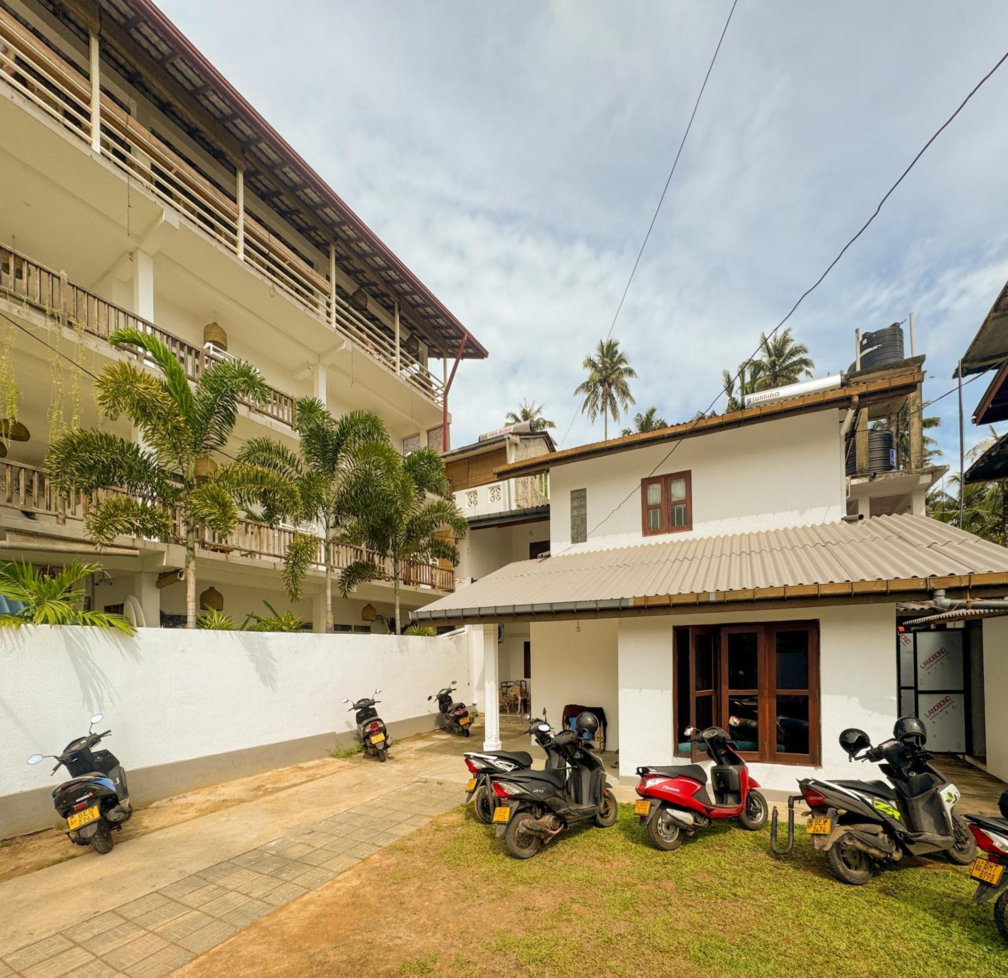 Lucky'S Surf Camp Bed & Breakfast เวลิกามา ภายนอก รูปภาพ