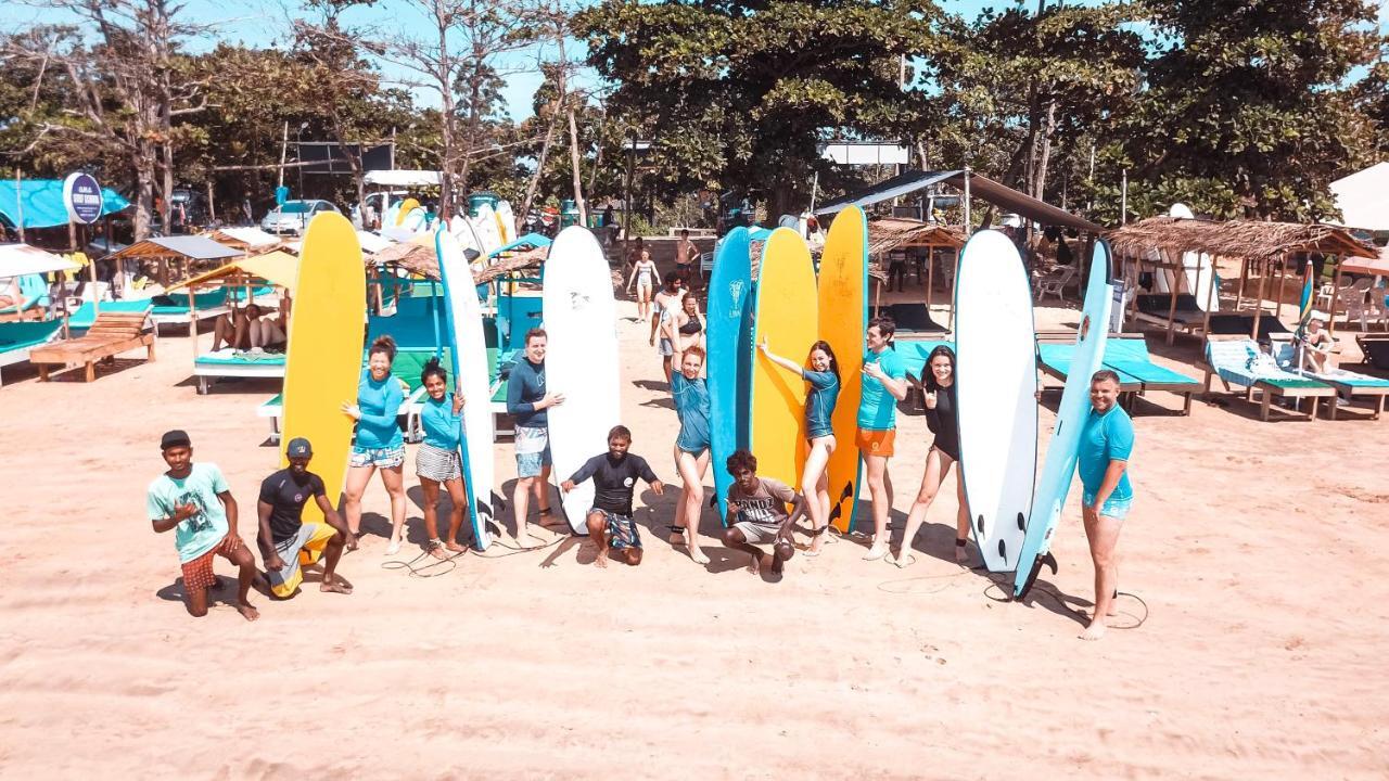 Lucky'S Surf Camp Bed & Breakfast เวลิกามา ภายนอก รูปภาพ