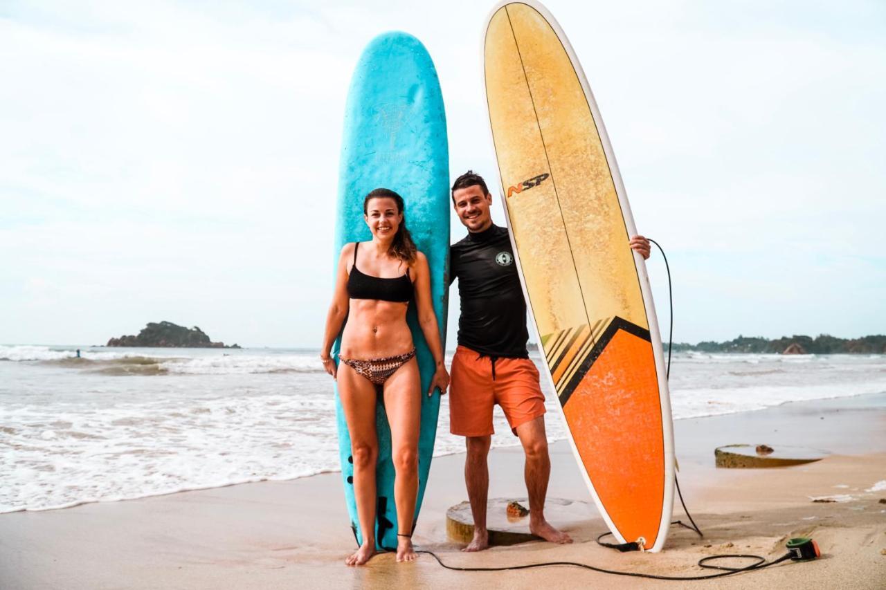 Lucky'S Surf Camp Bed & Breakfast เวลิกามา ภายนอก รูปภาพ