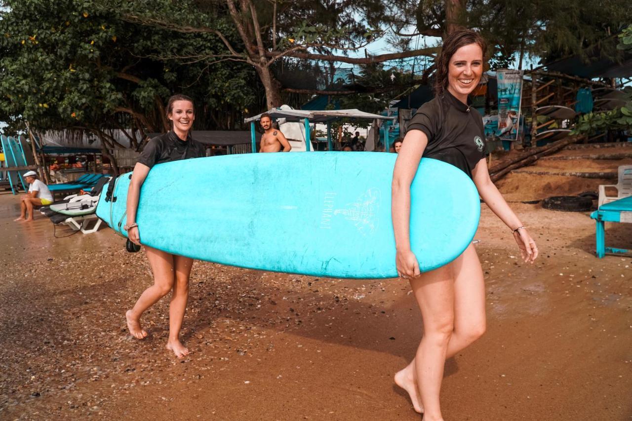 Lucky'S Surf Camp Bed & Breakfast เวลิกามา ภายนอก รูปภาพ