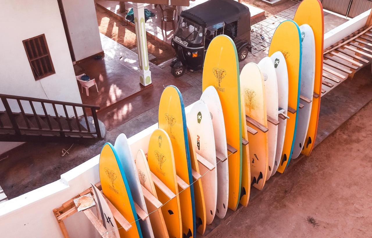 Lucky'S Surf Camp Bed & Breakfast เวลิกามา ภายนอก รูปภาพ
